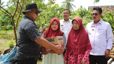 Bup Nanang Beri Bantuan Pembangunan Rumah Roboh di Sidomulyo
