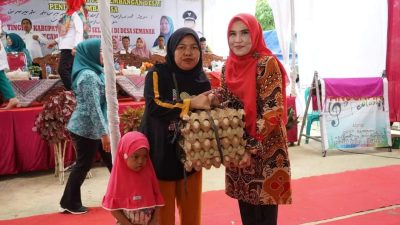 Ketua Tim Penggerak PKK Kabupaten Lampung Selatan Hj. Winarni Nanang Ermanto Menghadiri Penilaian Lomba Desa di Kecamatan Bakauheni