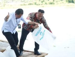 Ketua Komisi IV DPR RI Sudin dan KPP Tebar Benih Ikan di Embun Way Dewi
