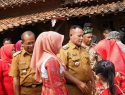 Nanang Beri Bantuan Kepada Warga Way Sulan yang Rumahnya Roboh