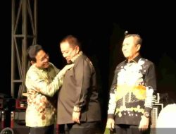 Berkomitmen Membina Inovasi Pelayanan BUMDes Melalui E-Samdes, Gubernur Arinal Djunaidi Terima Penghargaan Abdi Ekonomi Desa