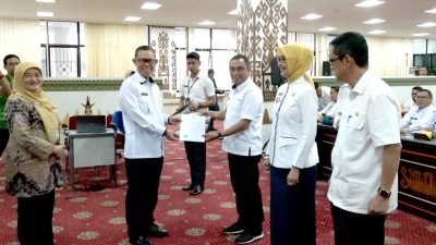 Sekdaprov Lampung Menyerahkan Persetujuan Teknis dan Kenaikan Pangkat PNS Pemprov Lampung