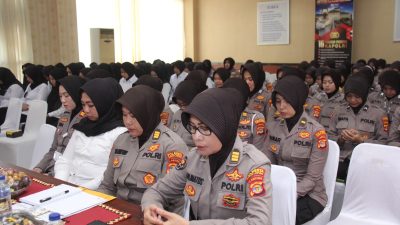 Kapolresta Bersama Ibu ketua Bhayangkari Cabang Kota Bandar Lampung Berikan Arahan Kepada Polwan dan Bhayangkari