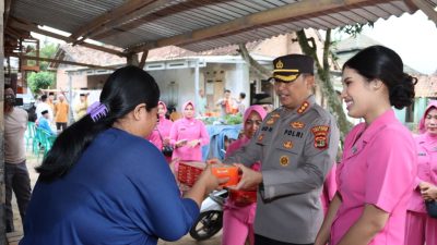 Door To Door, Kapolresta Bandar Lampung Bersama Ketua Bhayangkari Cabang Kota Bandar Lampung Bagikan Nasi Kotak Berbuka Puasa