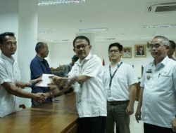 Bupati H.Agus Istiqlal Serahkan Buku Tabungan Atas Ganti Rugi Lahan Warga Untuk Pembangunan SPAM di Kecamatan Pulau Pisang
