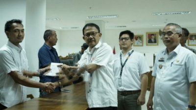 Bupati H.Agus Istiqlal Serahkan Buku Tabungan Atas Ganti Rugi Lahan Warga Untuk Pembangunan SPAM di Kecamatan Pulau Pisang