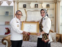 Miliki Kepedulian yang Tinggi dalam Mendukung PAUD Berkualitas, Bunda Riana Sari Arinal Terima Penghargaan Wiyata Dharma Pratama dari Mendikbudristek