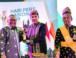 Bupati Pesawaran, Dendi Ramadhona Menerima Trophy Abyakta (Anugerah Kebudayaan Persatuan Wartawan Indonesia) Pada Acara Puncak Peringatan HPN