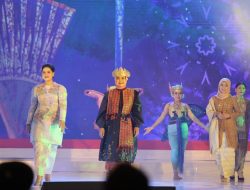 Ibu Riana Sari Arinal Ikuti Fashion Show pada HUT ke-43 Dekranas Disaksikan Langsung Ibu Negara Iriana Joko Widodo