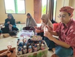 Tim Unila melakukan pembinaan pembuatan EcoBrick serta transaksi jual beli botol EcoBrick dengan menggunakan aplikasi Recycle Plastik – Jual Beli Sampah Daur Ulang