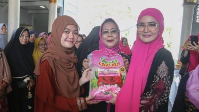 Ketua GOW Nanda Berikan Bingkisan Kepada Guru Ngaji