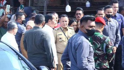 Nanang Dampingi Presiden Jokowi, Bagi-bagi Sembako dan BLT di Pasar Natar