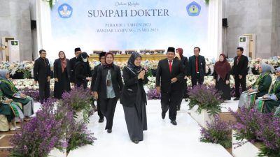 Wagub Chusnunia Hadiri Rapat Senat Luar Biasa Pengambilan Sumpah Dokter Periode I Tahun 2023 Fakultas Kedokteran Universitas Lampung