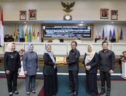 Wagub Chusnunia Serahkan Dokumen Raperda Pertanggungjawaban Pelaksanaan APBD 2022 kepada Ketua DPRD Mingrum Gumay