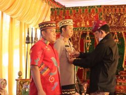 Kapolres pesisir barat menerima lencana kerajaan Paksi pak sekala bekhak kepaksian Pernong
