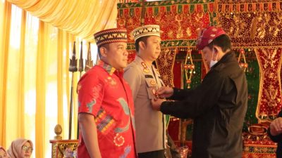 Kapolres pesisir barat menerima lencana kerajaan Paksi pak sekala bekhak kepaksian Pernong