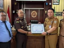 Pemkab Pesisir Barat Berikan Penghargaan atas Bantuan Hukum Non Litigasi ke Kejari Liwa
