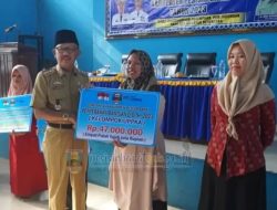 Bupati Pesibar Serahkan BST-DID Untuk Kepala Keluarga Perempuan dan UPPKA