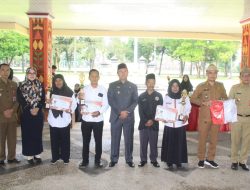 Pj. Bupati Lampung Barat Drs. Nukman Memberikan Penghargaan Kepada Tiga Koperasi Berprestasi