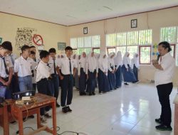 memberikan materi tentang hidup sehat tanpa narkoba untuk peserta didik baru TP 2023/2024 di SMA N 1 Pesisir Utara