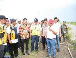 Tinjau Saluran Irigasi Yang Akan Di Normalisasi Di Bandar Agung, Bupati Nanang : Kita Akan Berikan Himbauan Berupa Larangan Untuk Tidak Mendirikan Bangunan Liar Sepanjang Saluran Irigasi Ini