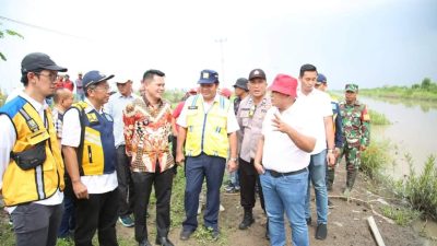 Tinjau Saluran Irigasi Yang Akan Di Normalisasi Di Bandar Agung, Bupati Nanang : Kita Akan Berikan Himbauan Berupa Larangan Untuk Tidak Mendirikan Bangunan Liar Sepanjang Saluran Irigasi Ini