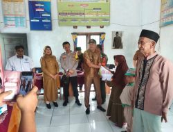 Penyaluran BLT DD Tahap 2 oleh Peratin Pekon Penggawa v ulu Kepada 35 KPM