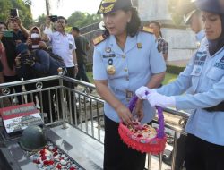 Tabur Bunga di Makam Peringati Hari Ulang Tahun Kemenkumham ke 78