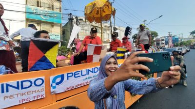Arinal Djunaidi dan Riana Sari Menyapa Warga dalam Pawai Kendaraan Hias