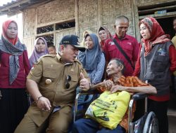 Gubernur Arinal Beri Bantuan Kursi Roda kepada Warga Lansia di Kecamatan Batanghari Nuban Lampung Timur
