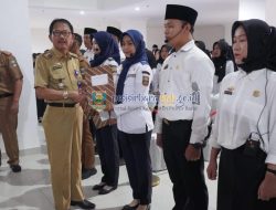 Bupati Agus Istiqlal Menyerahkan Secara Langsung Petikan Keputusan Bupati Tentang Pengangkatan CPNS, PNS, DAN PPPK Kabupaten Pesisir Barat