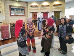 Riana Sari Ajak Rombongan Dharma Wanita Ditjen SDA Kementerian PUPR Belanja di Dekranasda
