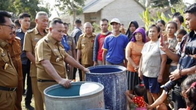 Bupati Lampung Selatan Nanang Ermanto Ikut Terjun Langsung Mendistribusikan Air Bersih Untuk Warga