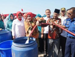 Ketua TP PKK Lampung Selatan Salurkan Bantuan Air Bersih Bagi Warga Bakauheni yang Alami Kekeringan