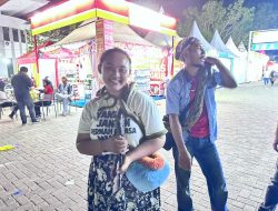 Banyak di Minati Pengunjung Reptilia Tidak Berkaki itu Begitu Jinak Ketika di Kalungkan ke Leher