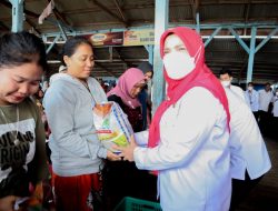 Walikota Bandar Lampung Eva Dwiana Beri Bantuan Pedagang Ikan di Gudang Lelang
