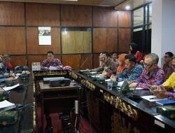 Asisten I Bidang Pemerintahan dan Kesra Pemerintah Kota Bandar Lampung Drs. Sukarma Wijaya memimpin Rapat Teknis Liaison Officer