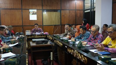 Asisten I Bidang Pemerintahan dan Kesra Pemerintah Kota Bandar Lampung Drs. Sukarma Wijaya memimpin Rapat Teknis Liaison Officer