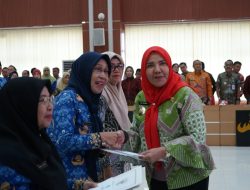 Wali Kota Bandar Lampung Eva Dwiana Serahkan 86 SK Pensiunan PNS & Bantuan Purna Bhakti.