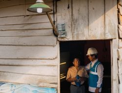 Persembahan Hari Listrik Nasional Ke-78, PLN Berikan Listrik Gratis 27 Keluarga Kurang Mampu di Lampung