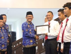 Bupati Pesisir Barat Secara Langsung Memberikan Penghargaan Kepada Team Tekab 308 Polres Pesisir Barat