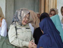 Elly Wahyuni Bantu Korban Kebakaran di Pesawaran