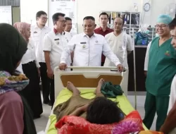 Kunjungan ke RSUD Bob Bazar, Bupati Nanang Ermanto Sapa Hingga Beri Semangat Pasien