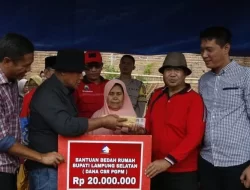 Bupati Lampung Selatan Berikan Bantuan Bedah Rumah Kepada 2 Warganya Di Kecamatan Merbau Mataram