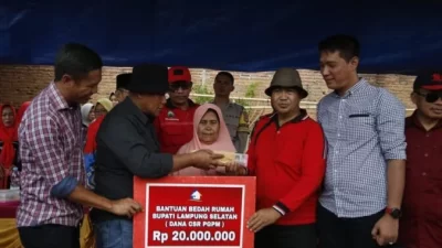 Bupati Lampung Selatan Berikan Bantuan Bedah Rumah Kepada 2 Warganya Di Kecamatan Merbau Mataram