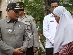 Bupati Nanang Ermanto Bantu Bedah Rumah Warga Kurang Mampu di Kecamatan Candipuro