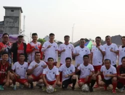 Laga Persahabatan, Red Brother Vs Disdik Kecamatan Sragi Cetak Gol Imbang 1-1