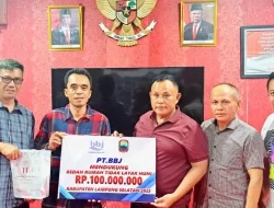 Pemkab Lamsel Terima Dana Bantuan Bedah Rumah Rp.100 Juta Dari PT Bandar Bakau Jaya
