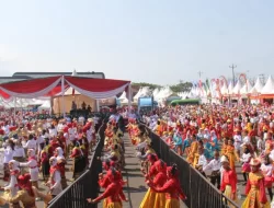 Ribuan Siswa SD, SMP Ikut Meriahkan HUT ke-67 Lampung Selatan Dengan Tari Bedana Massal