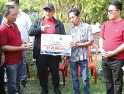 Diiringi Tangis Haru, Warga Desa Kota Guring Menerima Bantuan Dana Bedah Rumah Dari Pemkab Lampung Selatan